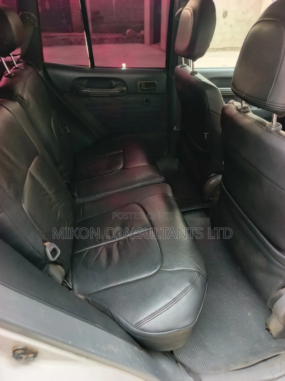 Toyota RAV4 Base FWD 1997 White