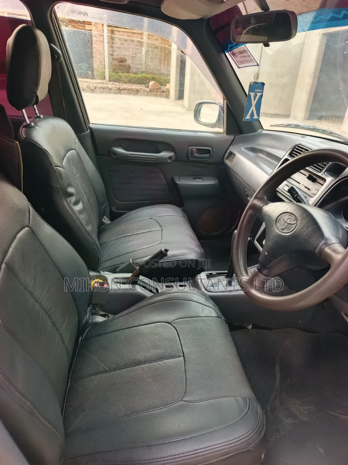 Toyota RAV4 Base FWD 1997 White