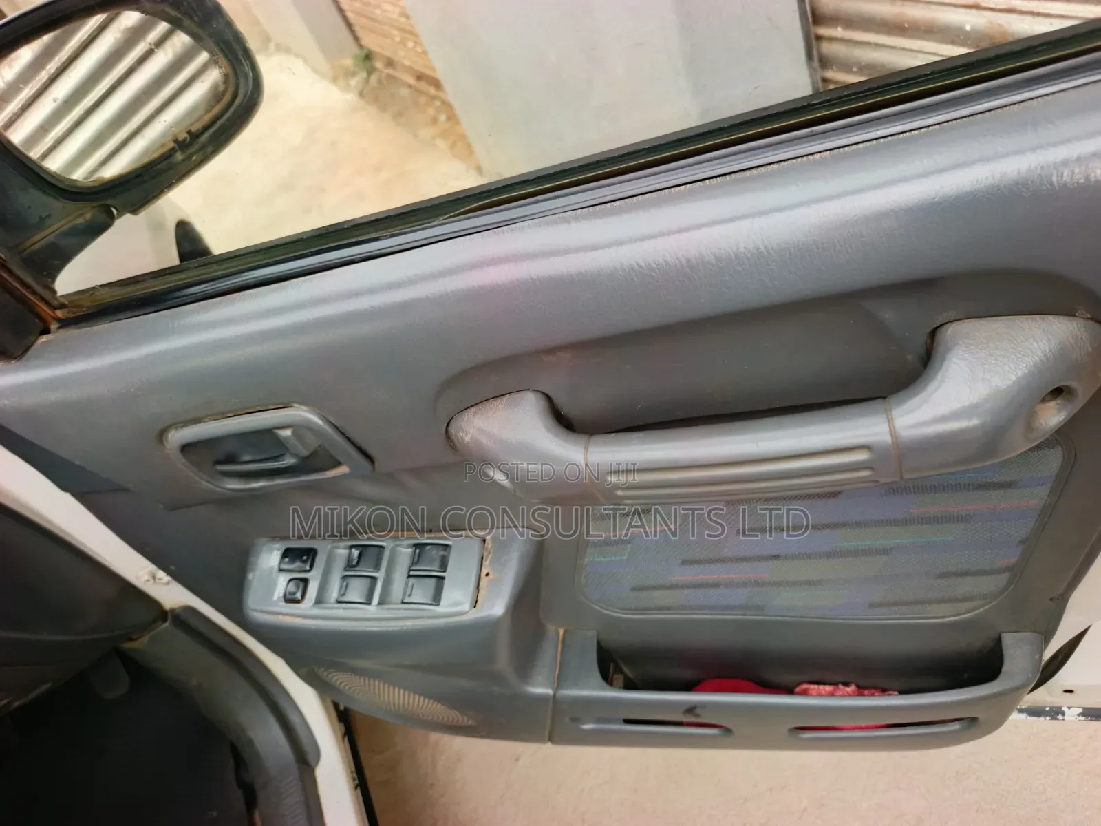 Toyota RAV4 Base FWD 1997 White