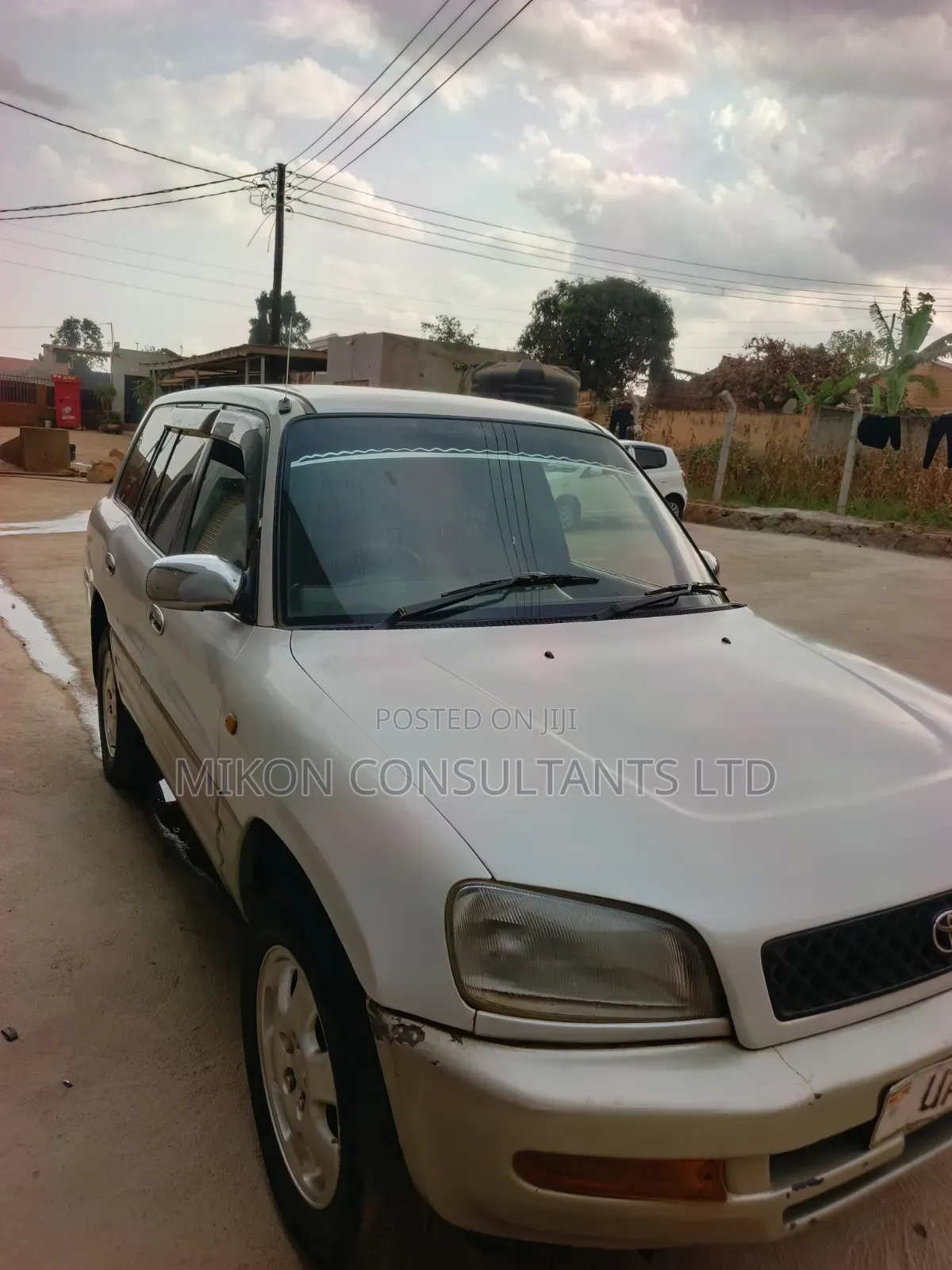 Toyota RAV4 Base FWD 1997 White