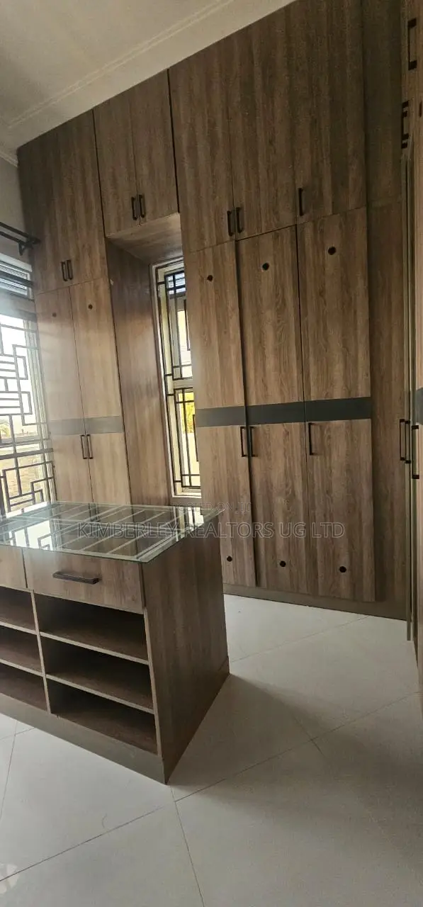 5bdrm Mansion in Division A for sale