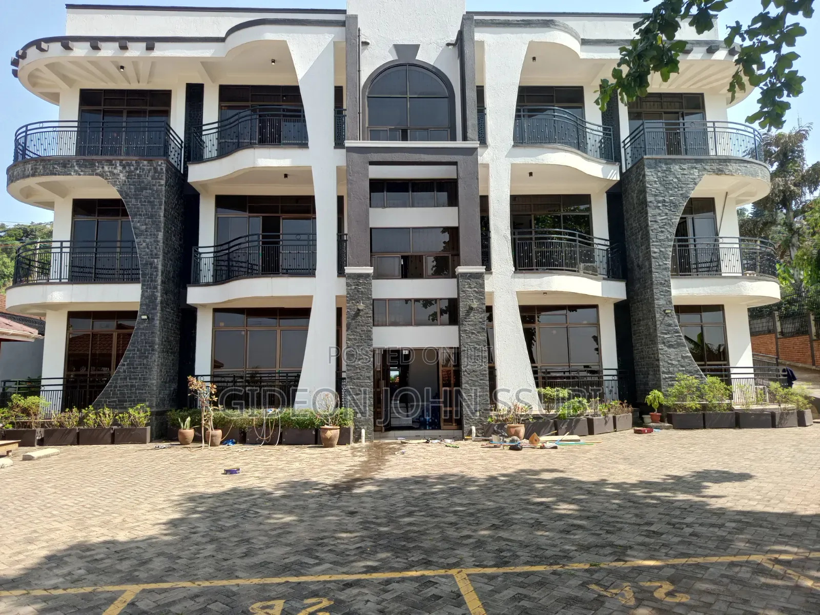 3bdrm Block of Flats in Muyenga, Makindye for rent
