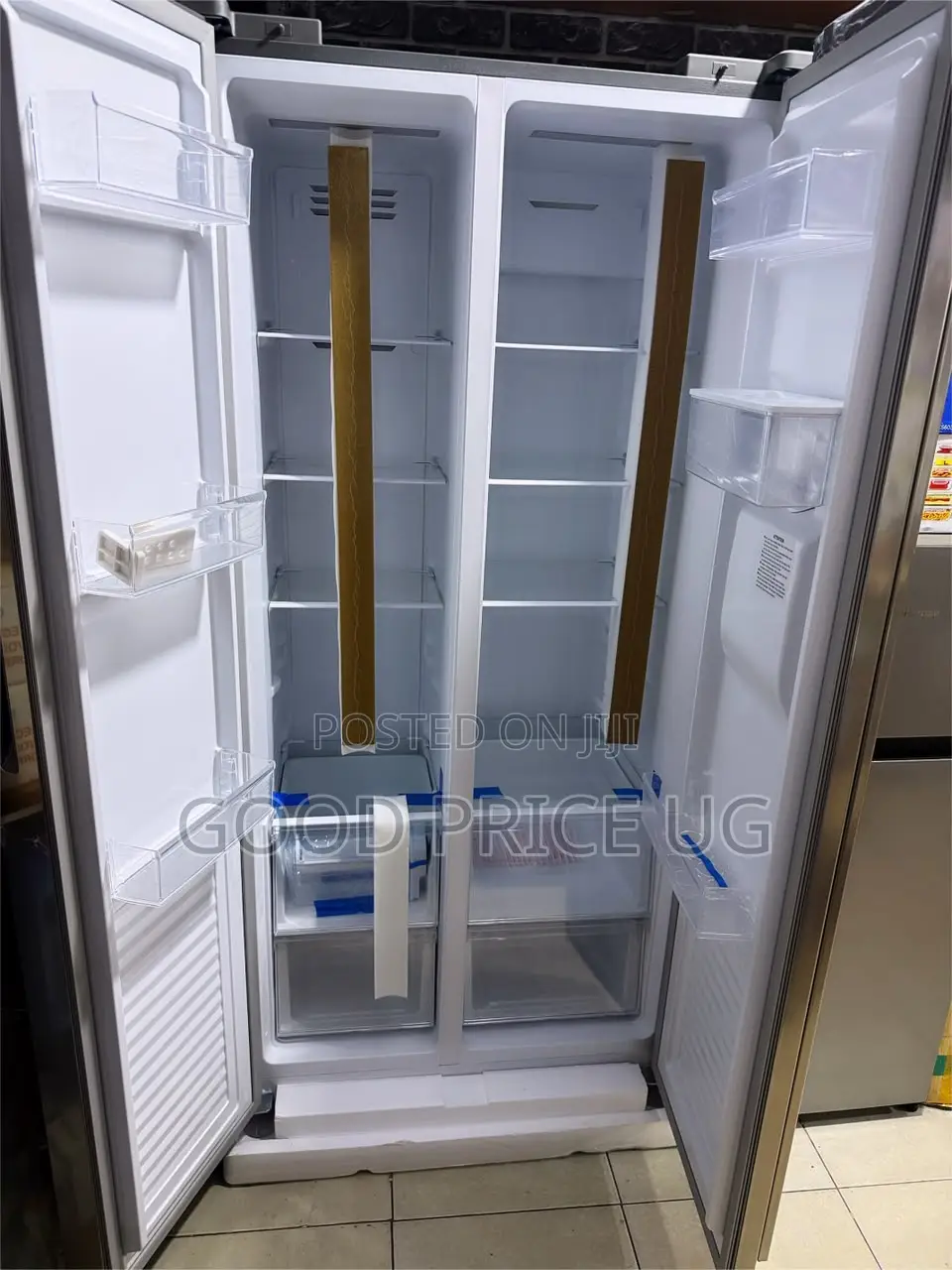 CHiQ Side-by-Side Refrigerator With Water Dispenser. 560