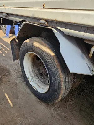 Isuzu Elf Truck New Shape 2000 White
