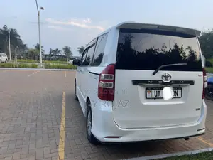 Toyota Noah 2.0 143hp AWD (8 Seater) 2011 White