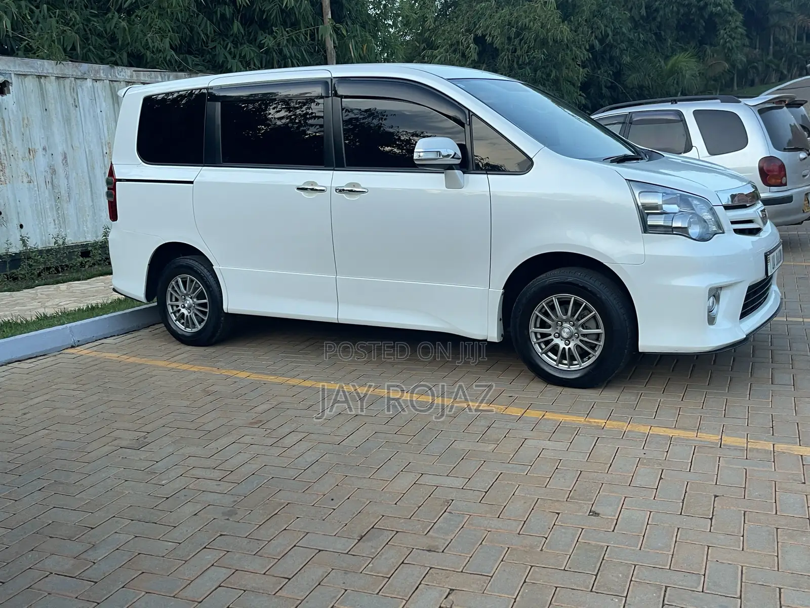 Toyota Noah 2.0 143hp AWD (8 Seater) 2011 White
