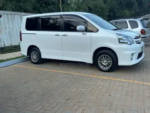 Toyota Noah 2.0 143hp AWD (8 Seater) 2011 White