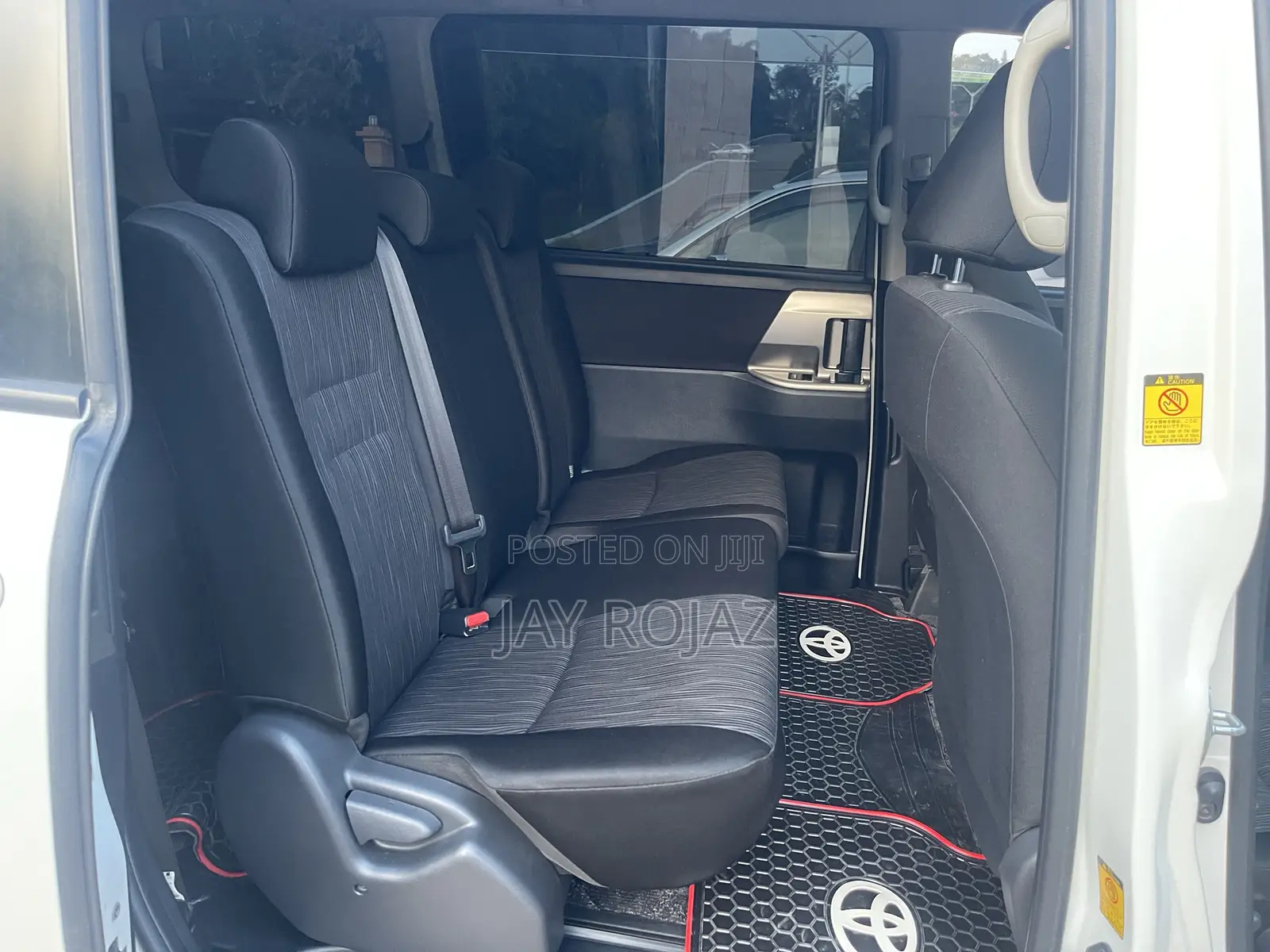 Toyota Noah 2.0 143hp AWD (8 Seater) 2011 White
