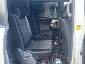 Toyota Noah 2.0 143hp AWD (8 Seater) 2011 White