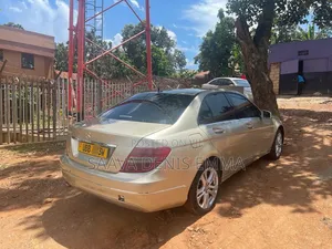 Mercedes-Benz C200 2011 Gold