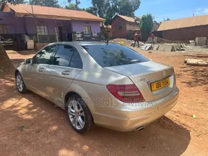 Mercedes-Benz C200 2011 Gold