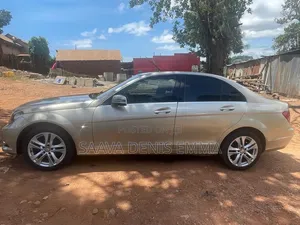 Mercedes-Benz C200 2011 Gold