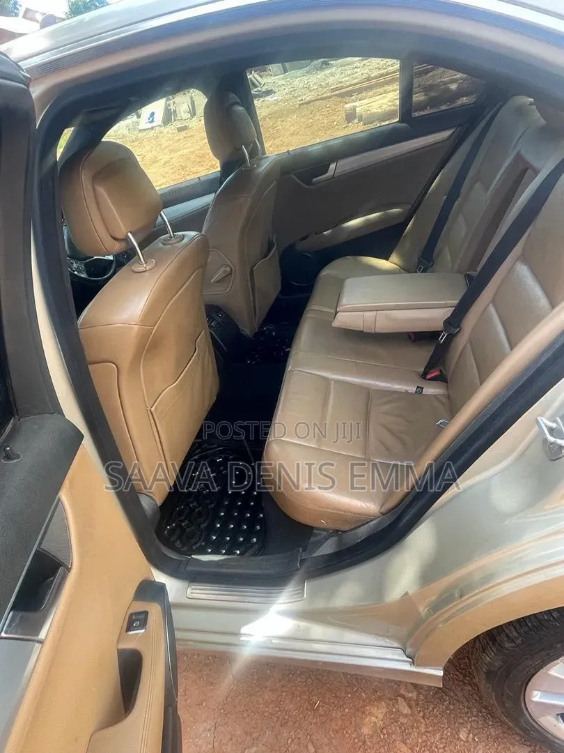 Mercedes-Benz C200 2011 Gold