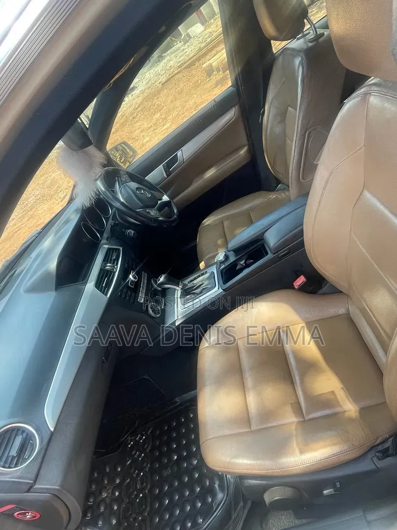 Mercedes-Benz C200 2011 Gold