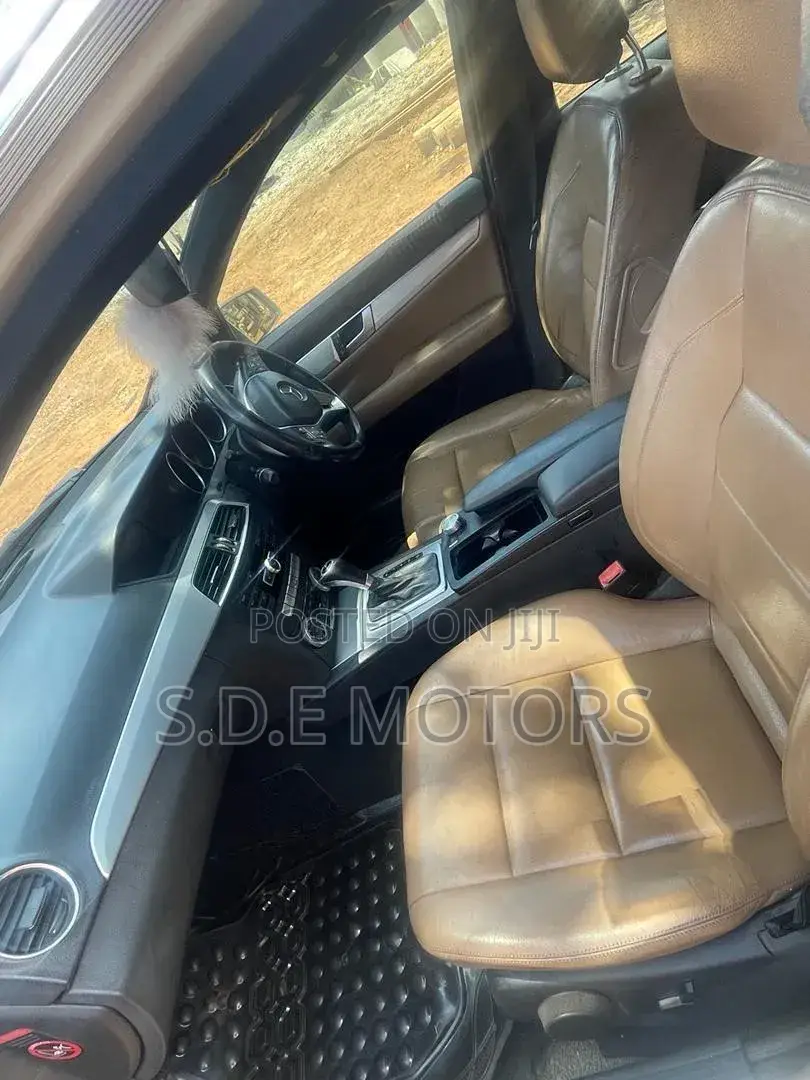 Mercedes-Benz C200 2011 Gold