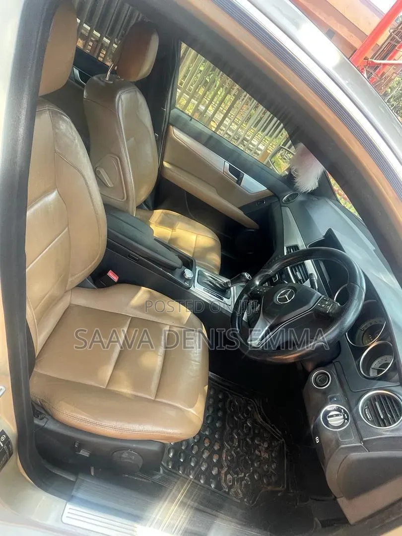 Mercedes-Benz C200 2011 Gold