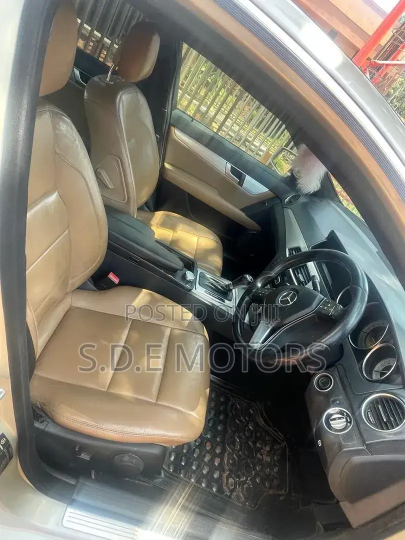 Mercedes-Benz C200 2011 Gold