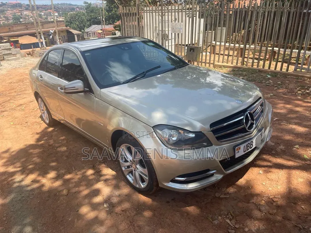 Mercedes-Benz C200 2011 Gold