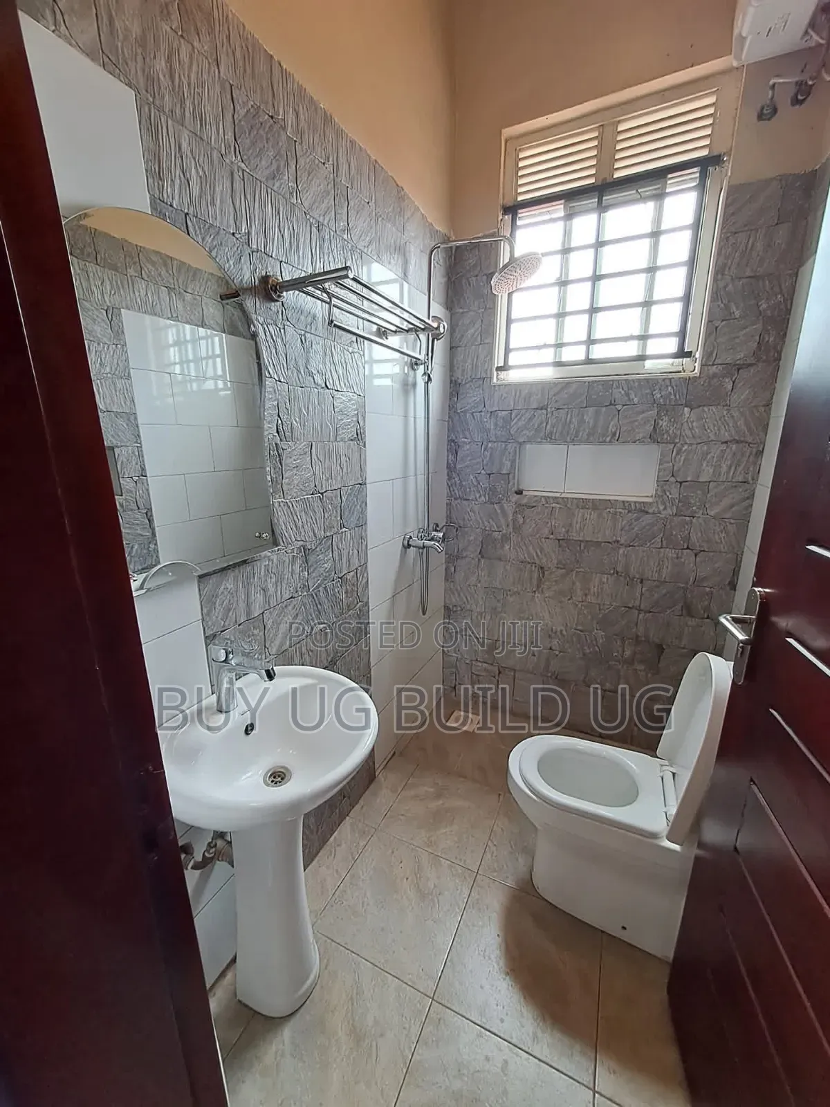 3bdrm Apartment in Kiwatule Kampala, Central Division for rent