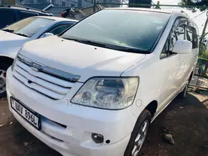 Toyota Noah 2004