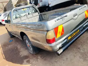 Mitsubishi L200 Club Cab 2.0 4WD 2000 Gray