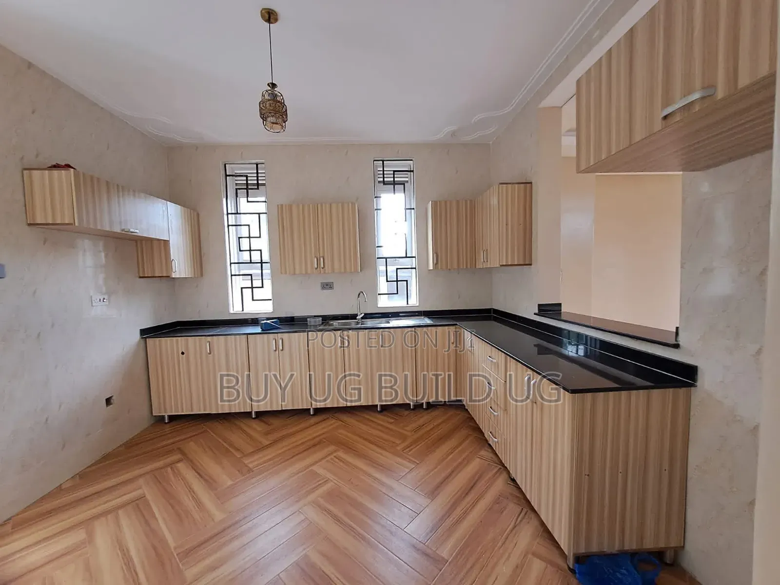 5bdrm Duplex in Kiwatule Kampala, Central Division for sale