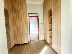 5bdrm House in Mamerito Road, Kira for sale