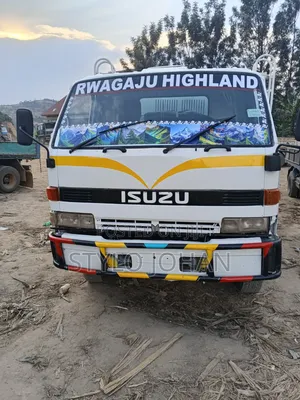 Isuzu Juston 1990 White