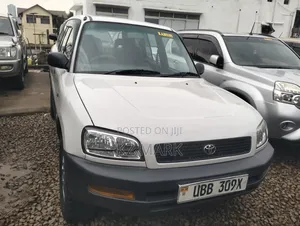 Toyota RAV4 2002 White