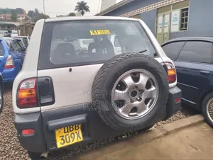 Toyota RAV4 2002 White