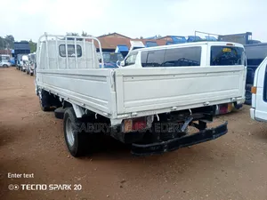 Isuzu Small Heah Long 1990 White