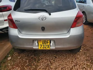 Toyota Vitz 2010 Silver