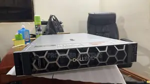 Server Dell PowerEdge R740xd 32GB Intel Xeon HDD+SSD 6T
