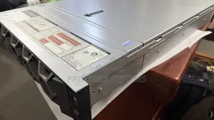Server Dell PowerEdge R740xd 32GB Intel Xeon HDD+SSD 6T