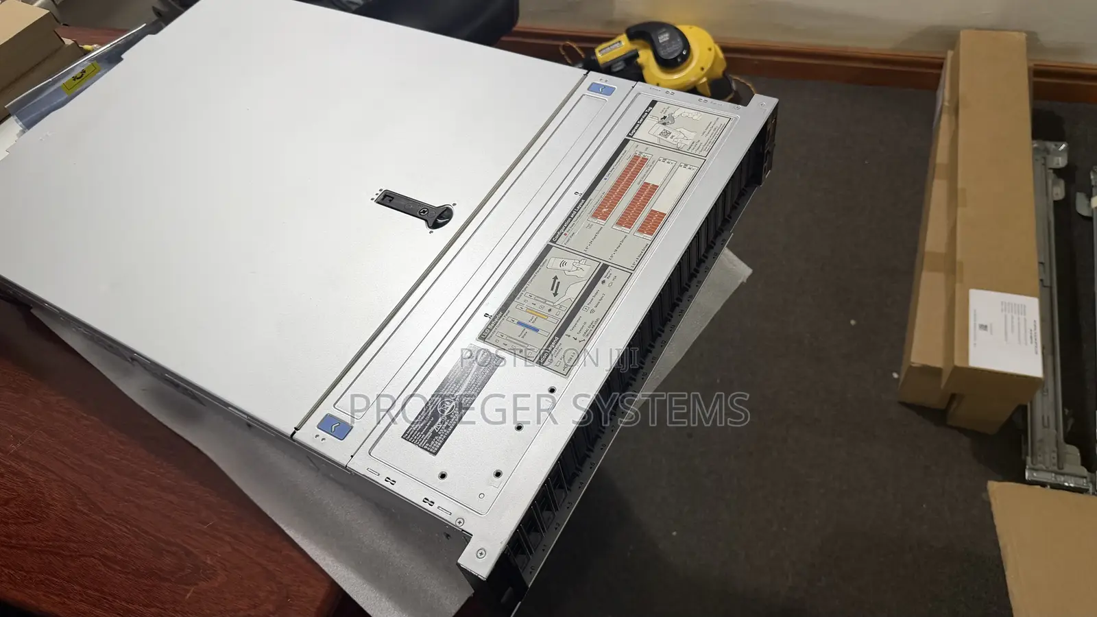 Server Dell PowerEdge R740xd 32GB Intel Xeon HDD+SSD 6T