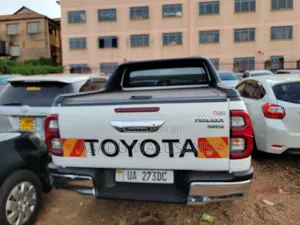 Toyota Hilux 2022 White