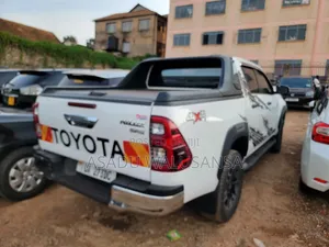 Toyota Hilux 2022 White