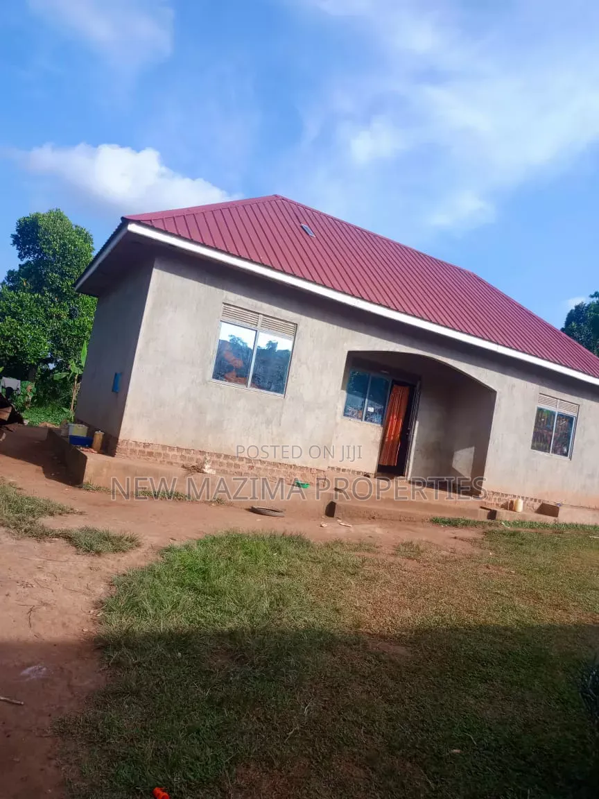 2bdrm House in Kitende Ntebe Rd, Central Division for sale