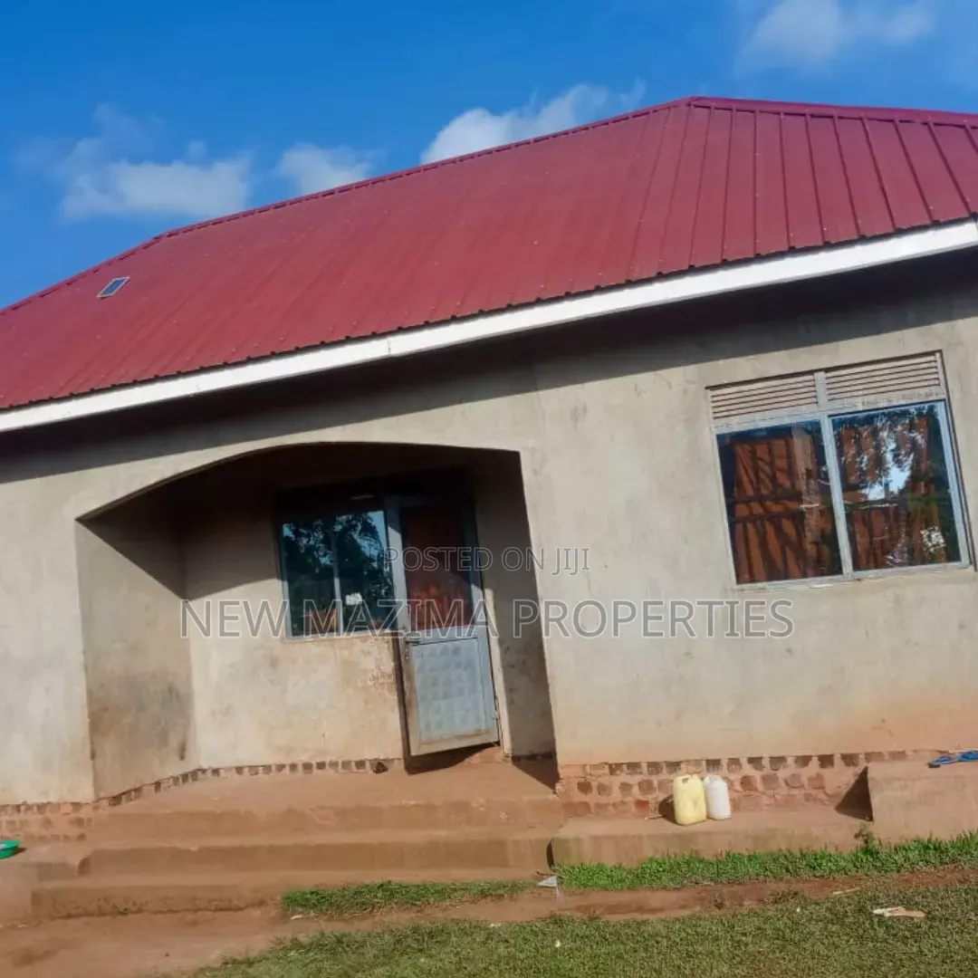 2bdrm House in Kitende Ntebe Rd, Central Division for sale