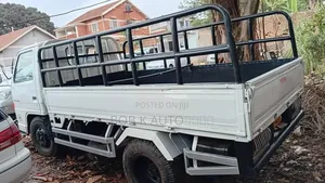 Isuzu ELF Truck