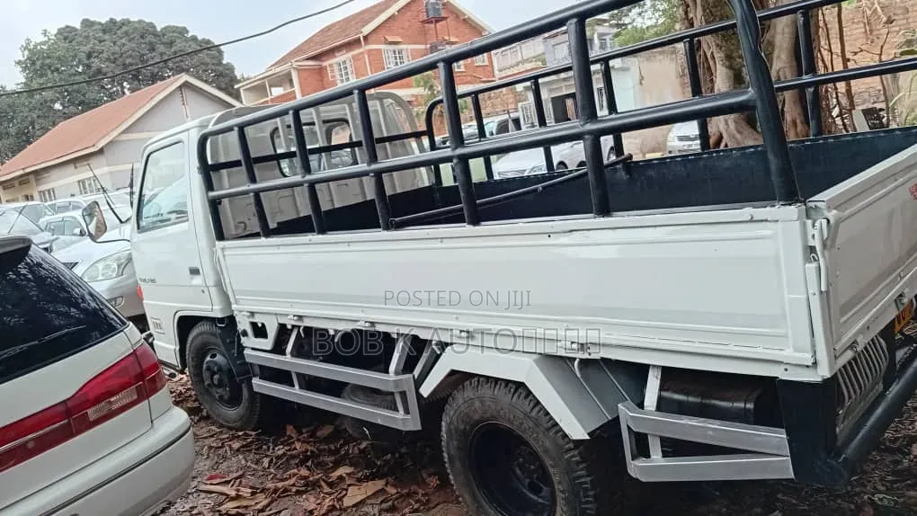 Isuzu ELF Truck
