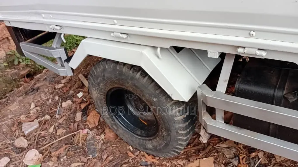 Isuzu ELF Truck