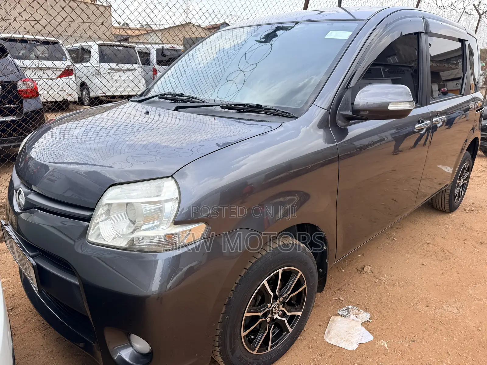 Toyota Sienta 2012 Gray