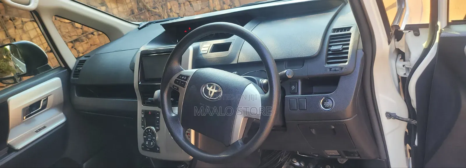 Toyota Noah 2.0 143hp AWD (7 Seater) 2012 White