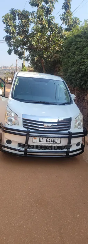 Toyota Noah 2.0 143hp AWD (7 Seater) 2012 White