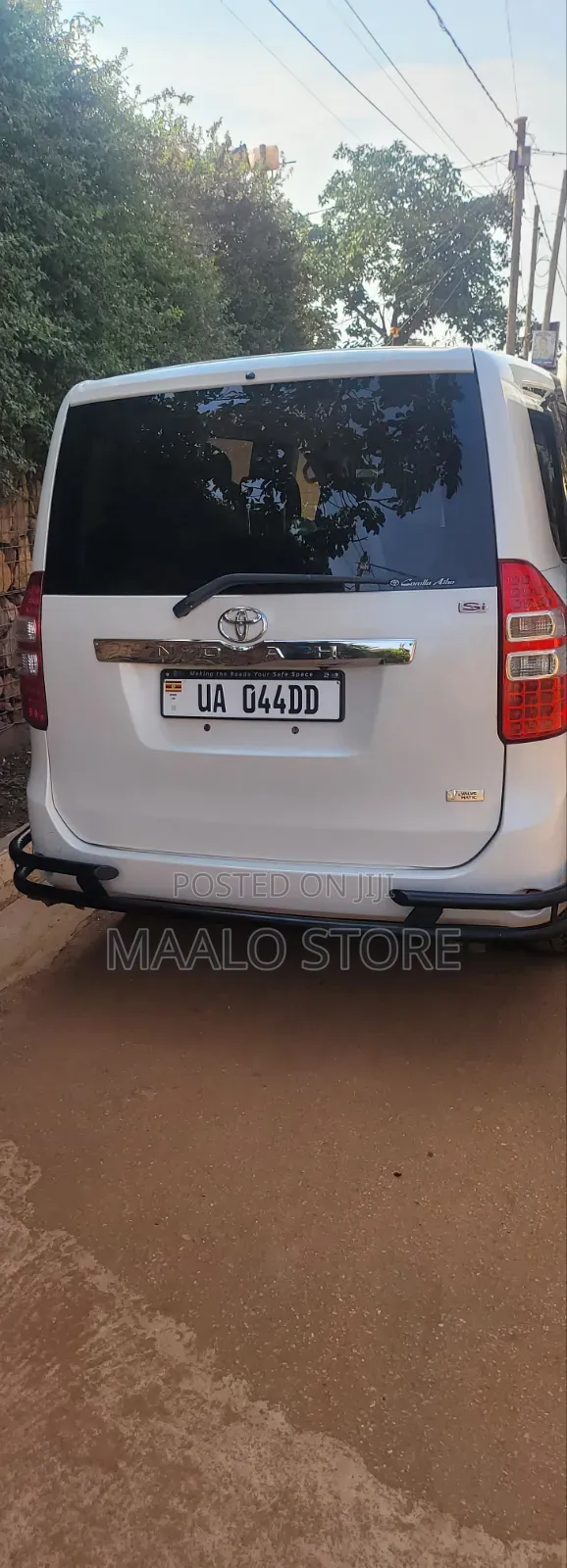 Toyota Noah 2.0 143hp AWD (7 Seater) 2012 White