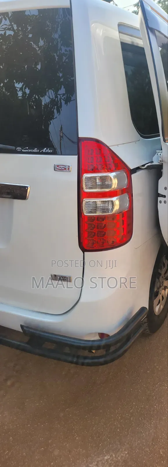 Toyota Noah 2.0 143hp AWD (7 Seater) 2012 White