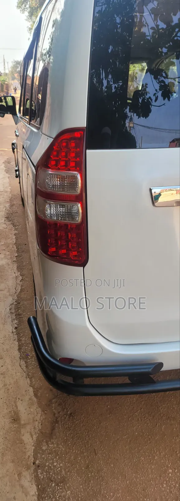 Toyota Noah 2.0 143hp AWD (7 Seater) 2012 White
