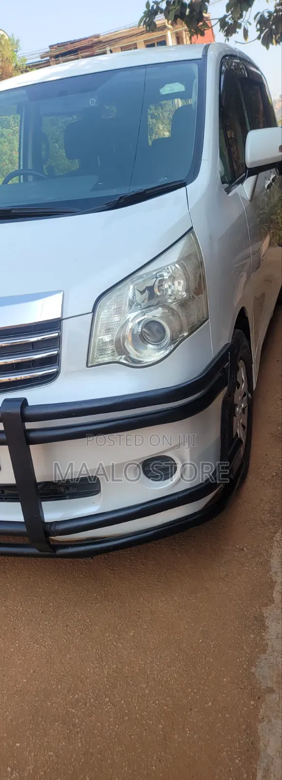 Toyota Noah 2.0 143hp AWD (7 Seater) 2012 White