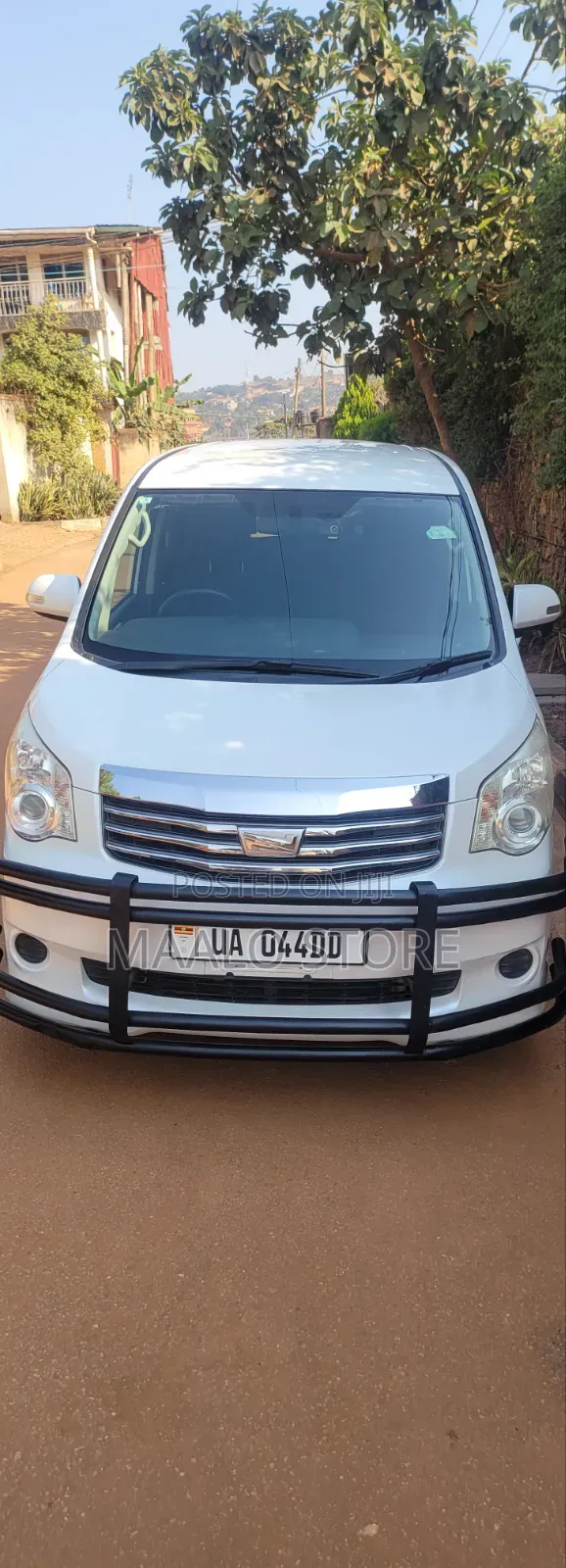 Toyota Noah 2.0 143hp AWD (7 Seater) 2012 White